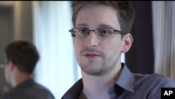 ຮູບພາບທ້າວ Edward Snowden ອະດີດພະນັກງານສັນຍາຈ້າງ ທີ່ອົງການຮັກສວາຄວາມປອດໄພແຫ່ງຊາດສະຫະລັດ ວັນທີ
9 ມິຖຸນາ 2013 ທີ່ຮອງກົງ.
