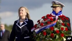 La secretaria de Estado de Estados Unidos, Hillary Clinton, participa en una ceremonia ante el monumento de los Heróicos Defensores de Leningrado, en San Petersburgo.