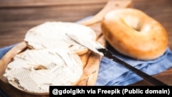 Bagels with cream cheese