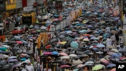 Người biểu tình ồ ạt xuống đường trong trời mưa ở Hong Kong, ngày 1/7/2014. 