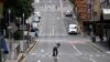 Seorang pria melintasi jalan pusat kota yang sebagian besar kosong ketika orang-orang di Greater Brisbane telah diperintahkan untuk dikunci ketika pihak berwenang mencoba untuk menekan klaster COVID-19 yang berkembang di Brisbane, Australia, 30 Maret 2021. (Foto: Reuters)