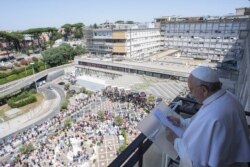 Paus Fransiskus menyampaikan berkat tradisionalnya pada hari Minggu, 11 Juli 2021, dari balkon Poliklinik Agostino Gemelli di Roma, di mana ia dirawat di rumah sakit untuk operasi usus. (Media Vatikan melalui AP)