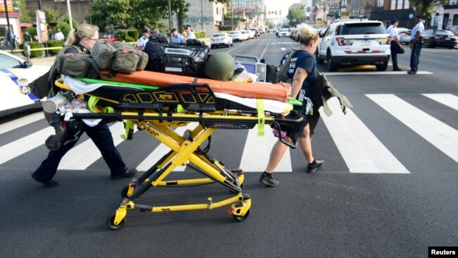 2019年8月14日医务人员在费城发生一起枪击事件现场营救。