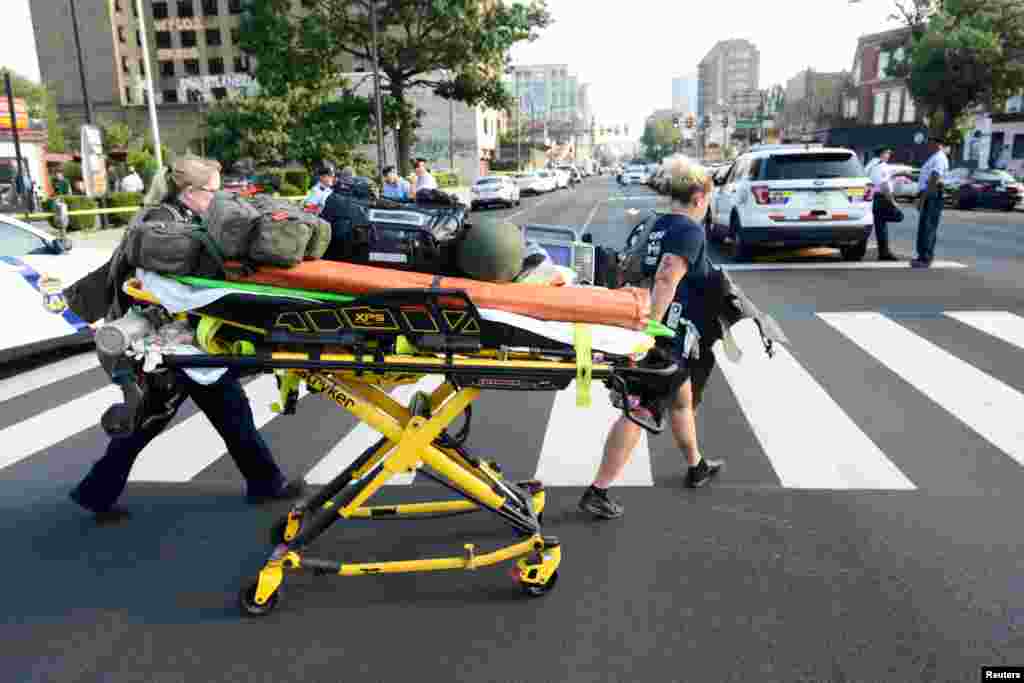 فلاڈیلفیا کے پولیس ترجمان کے مطابق زخمی ہونے والے متعدد اہلکاروں کو معمولی زخم آئے ہیں جنہیں فوری طبّی امداد کے بعد اسپتال سے فارغ کر دیا گیا۔