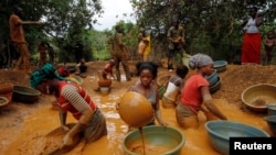 Des chercheurs d'or ont ouvert mine près d’une ferme de cacao non loin de la ville de Bouafle dans l'ouest de Côte-d'Ivoire, 18 mars 2014. 