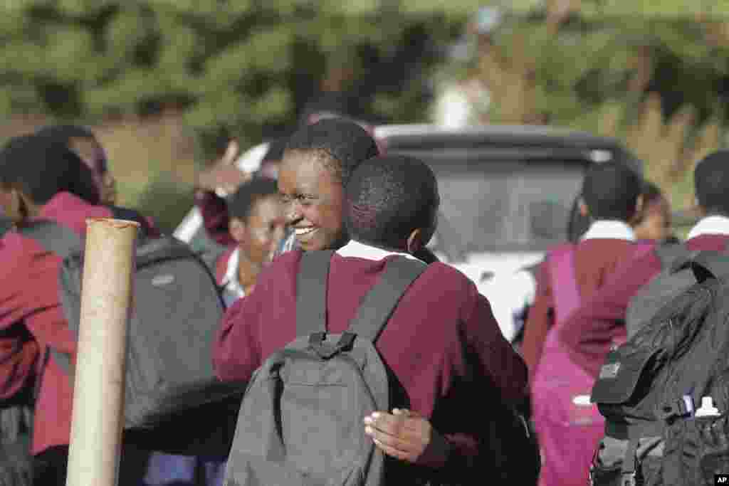 شاگردان مدرسه در شهر &laquo;هراره&raquo; در آخرین روز مدرسه با در آغوش گرفتن یکدیگر خداحافظی می&zwnj;کنند. پس از اولین مرگ به دلیل ویروس کرونا، زیمبابوه مرزهای خود را برای مسافرتهای غیرضروری بسته است.