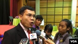 Neb Sinthay, Director of Advocacy and Policy Institute talked to reporters on the sidelines of High Level Dialogue on Access to Information held at Cambodia-Japan Cooperation Center, on December 8, 2015. (Photo: Hul Reaksmey/VOA Khmer)