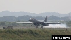 21일 괌에서 발진한 미 공군 장거리 전략폭격기 B-1B 2대가 군사분계선 주변을 비행한 후, 1대는 21일 주한미군 오산공군기지에 착륙하고 있다. B-1B가 한국에 착륙하는 것은 이번이 처음이다.