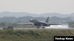 21일 괌에서 발진한 미 공군 장거리 전략폭격기 B-1B 2대가 군사분계선 주변을 비행한 후, 1대는 21일 주한미군 오산공군기지에 착륙하고 있다. B-1B가 한국에 착륙하는 것은 이번이 처음이다.