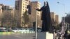 دختری در خیابان خیام مشهد در اقدامی نمادین به حجاب اجباری اعتراض می کند.