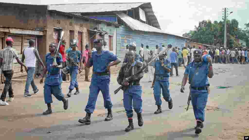 La police anti-émeute burundaise, armée des fusils à gaz lacrymogène, patrouille dans la capitale Bujumbura, Burundi, lundi 27 avril 2015.