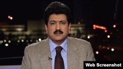 Ký giả Hamid Mir, người dẫn chương trình truyền hình nổi tiếng ở Pakistan, bị bắn trúng vào bụng, chân và vùng xương chậu.