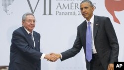 Imagem de arquivo: Raul Castro (esq) com Barack Obama