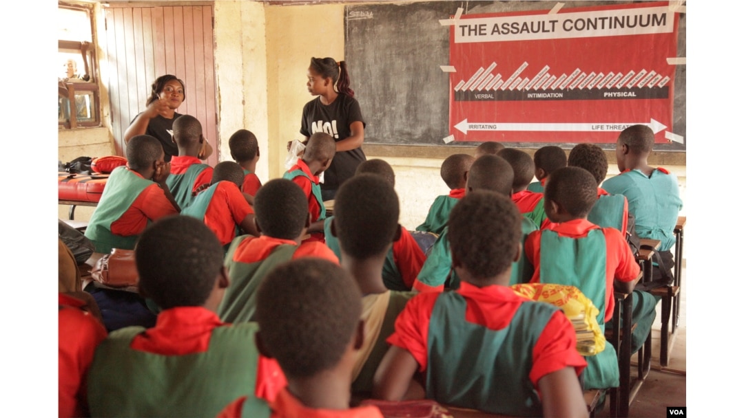 Learner listen attentively from Ujamaa instructors about how to defend themselves against attacker. (L. Masina/VOA)