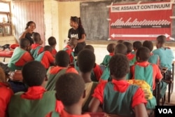 Learner listen attentively from Ujamaa instructors about how to defend themselves against attacker. (L. Masina/VOA)