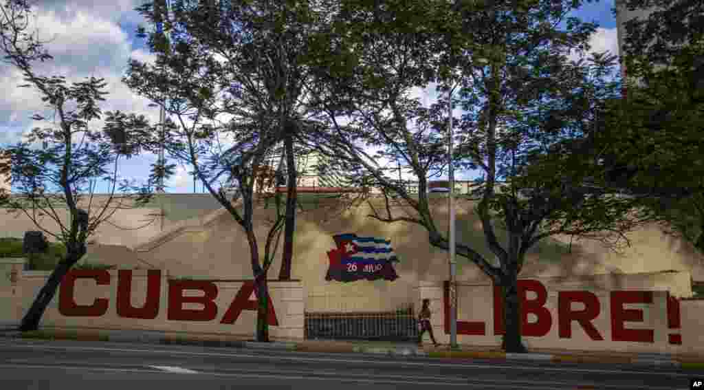 Mensagem &quot;Cuba livre&quot; numa parede junto à sede do partido comunista cubano, Havana, Cuba, 27 Nov 2016 &nbsp;