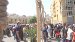 反政府抗议者在贝鲁特街头挂上绞索,要求追究爆炸责任。