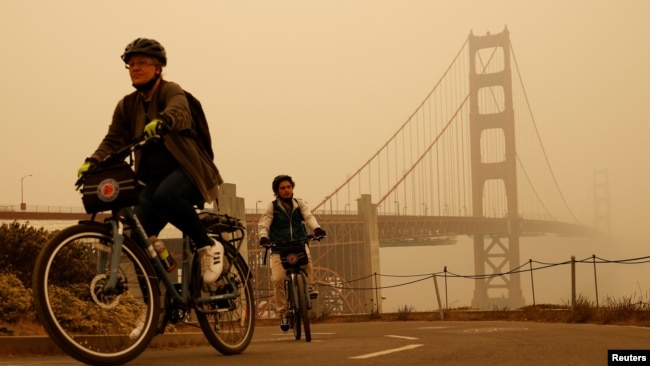 加州野火造成的黄烟笼罩着旧金山金门大桥的天空。(2020年9月10日)