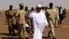 Ibrahim Boubacar Keita, le président du Mali, arrive à l'aéroport de Gao pour rendre visite aux soldats blessé, le 7 novembre 2019. (Photo by Souleymane Ag Anara / AFP)