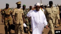 Ibrahim Boubacar Keita, le président du Mali, arrive à l'aéroport de Gao pour rendre visite aux soldats blessés au Mali, le 7 novembre 2019. (Photo by Souleymane Ag Anara / AFP)