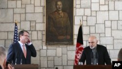 El secretario de Defensa, Ashton Carter (izquierda) escucha al presidente afgano, Ashraf Ghani, durante una conferencia de prensa en Kabul.