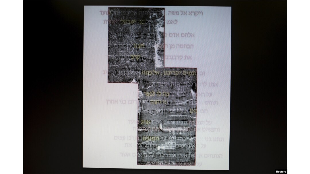 Tulisan-tulisan, yang diyakini sebagai tulisan bahasa Yahudi kuno dari Alkitab, dipajang di sebuah layar komputer di Museum Israel di Yerusalem, 20 Juli 2015.