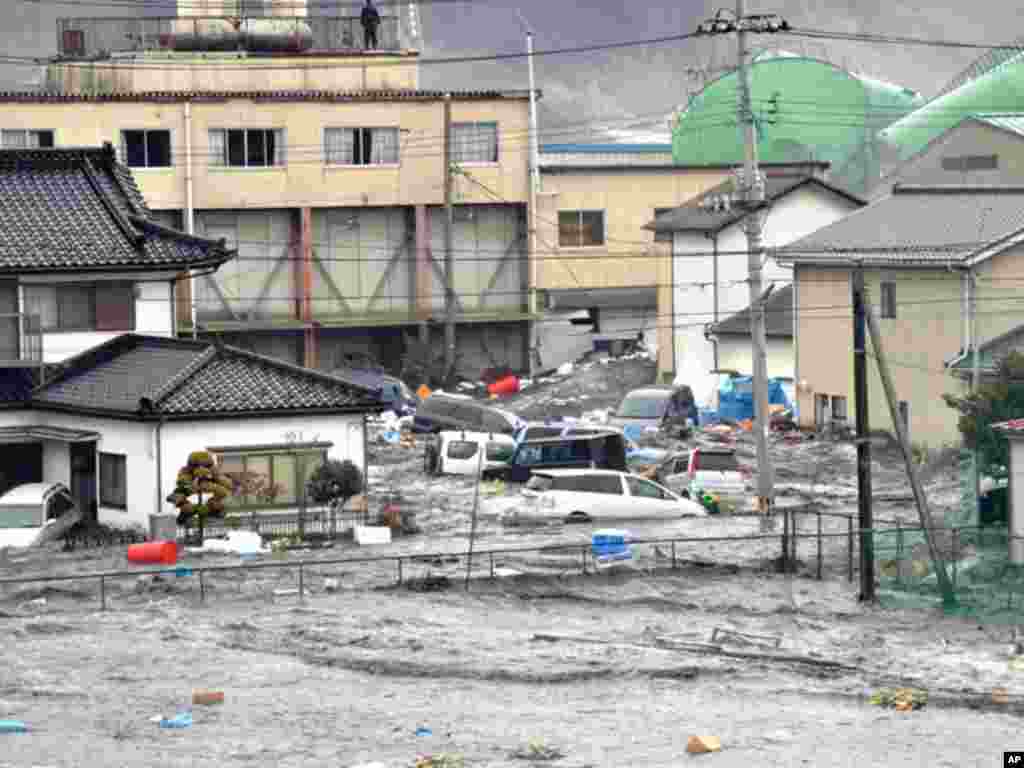 Wadooyin ay qariyeen daadka ka dhashay hirarka Tsunami-ga iyo dhul-gariirka magaalada Kesennuma, March 11, 2011.