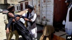 Một người đàn ông Afghanistan than khóc cái chết của người anh em, phía nam thủ đô Kabul, Afghanistan, 27/8/2013
