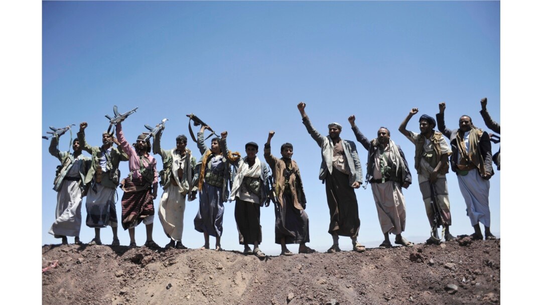 Pemberontak Houthi meneriakkan slogan-slogan setelah berhasil menguasai sebuah divisi militer di Sanaa, Yaman. (Foto: AP)