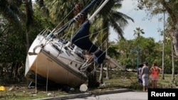 11일 미국 플로리다주 마이애미 해변가에 정박해 있던 보트가 허리케인 '어마'의 영향으로 파손되었다. 