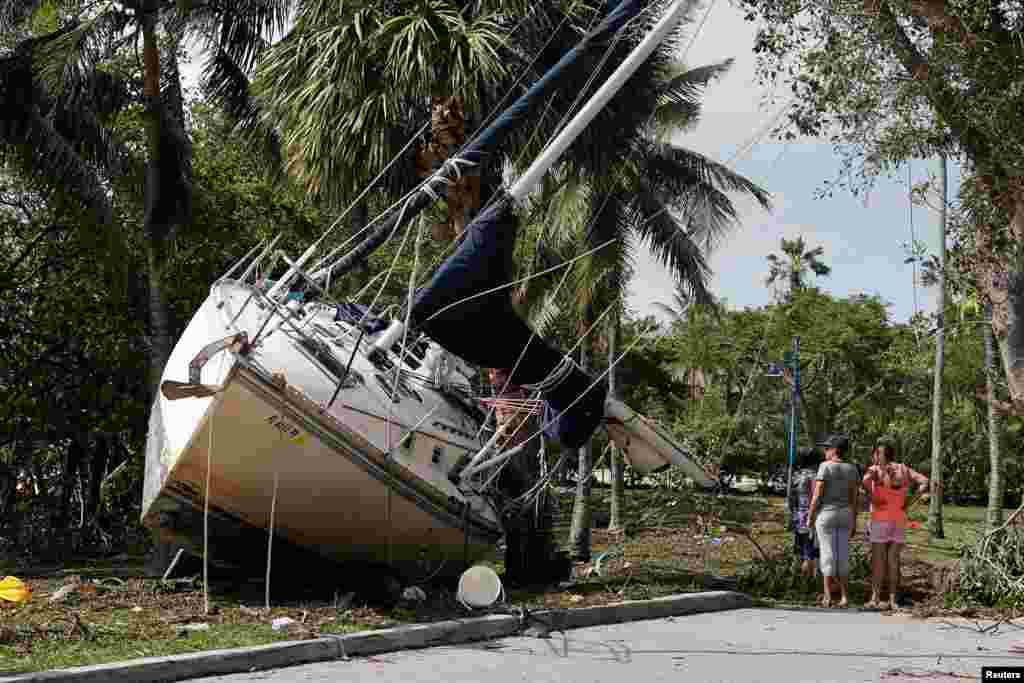 Sebuah perahu terdampar di distrik Coconut Grove, Miami, Florida akibat diterjang oleh badai Irma.