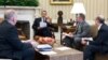 جان برنان (سمت چپ) در جلسه با رئیس جمهوری آمریکا