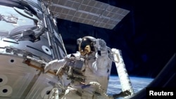 미국 우주인이 국제우주정거장 밖에서 유영 중이다 (자료 사진)