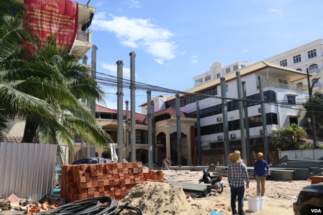 សំណង់កាស៊ីណូចិន​ឈ្មោះ New MGM ស្ថិត​នៅ​តាម​បណ្តោយ​ផ្លូវ​ ក្រោយ​ផ្ទះ​របស់​លោកនាយករដ្ឋមន្រ្តី ហ៊ុន សែន ក្នុង​ក្រុង​ព្រះសីហនុ ដើម្បីស្វាគមន៍​កំណើន​គំហុក​ជនជាតិ​ចិន​នៅ​ក្នុង​ខេត្តព្រះសីហនុ (ស៊ុន ណារិន/VOA)