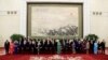 参加北京的 “一带一路”国际合作高峰论坛的各国代表和嘉宾在欢迎宴会上，后面的大型中国国画是《江山如此多娇》（2017年5月14日）。