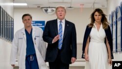 Predsednik Donald Tramp i prva dama Melanija u bolnici na Floridi