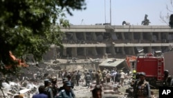 Службовці безпеки на місці вибуху в Кабулі