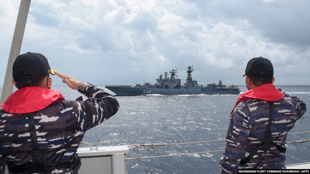 印尼军方发布的俄罗斯一艘驱逐舰参加印尼、俄罗斯和东盟其他成员国海军举行联合军演的照片。（2021年12月4日）(photo:VOA)