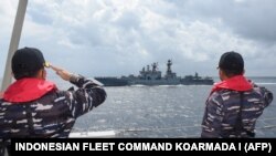 印尼军方发布的俄罗斯一艘驱逐舰参加印尼、俄罗斯和东盟其他成员国海军举行联合军演的照片。（2021年12月4日）