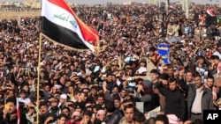 28일 이라크 팔루자에서 시아파 정부에 항의해 대규모 시위를 벌인 수니파 이슬람교도들.