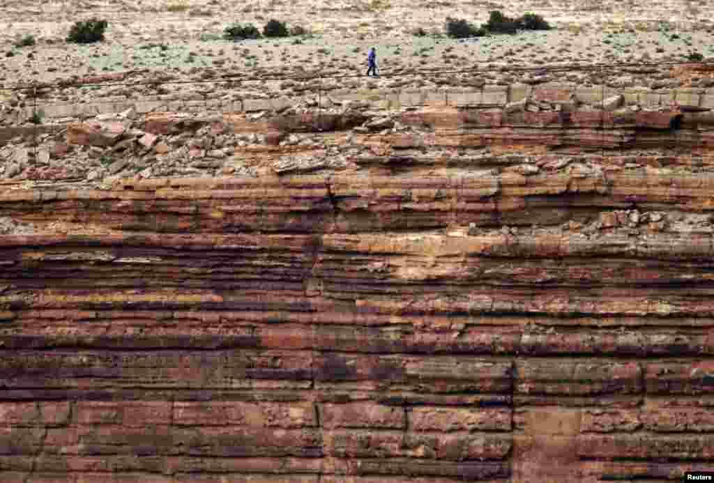 The daredevil successfully traversed the tightrope strung 1,500 feet above a chasm near the Grand Canyon in just more than 22 minutes, pausing and crouching twice as winds whipped around him.