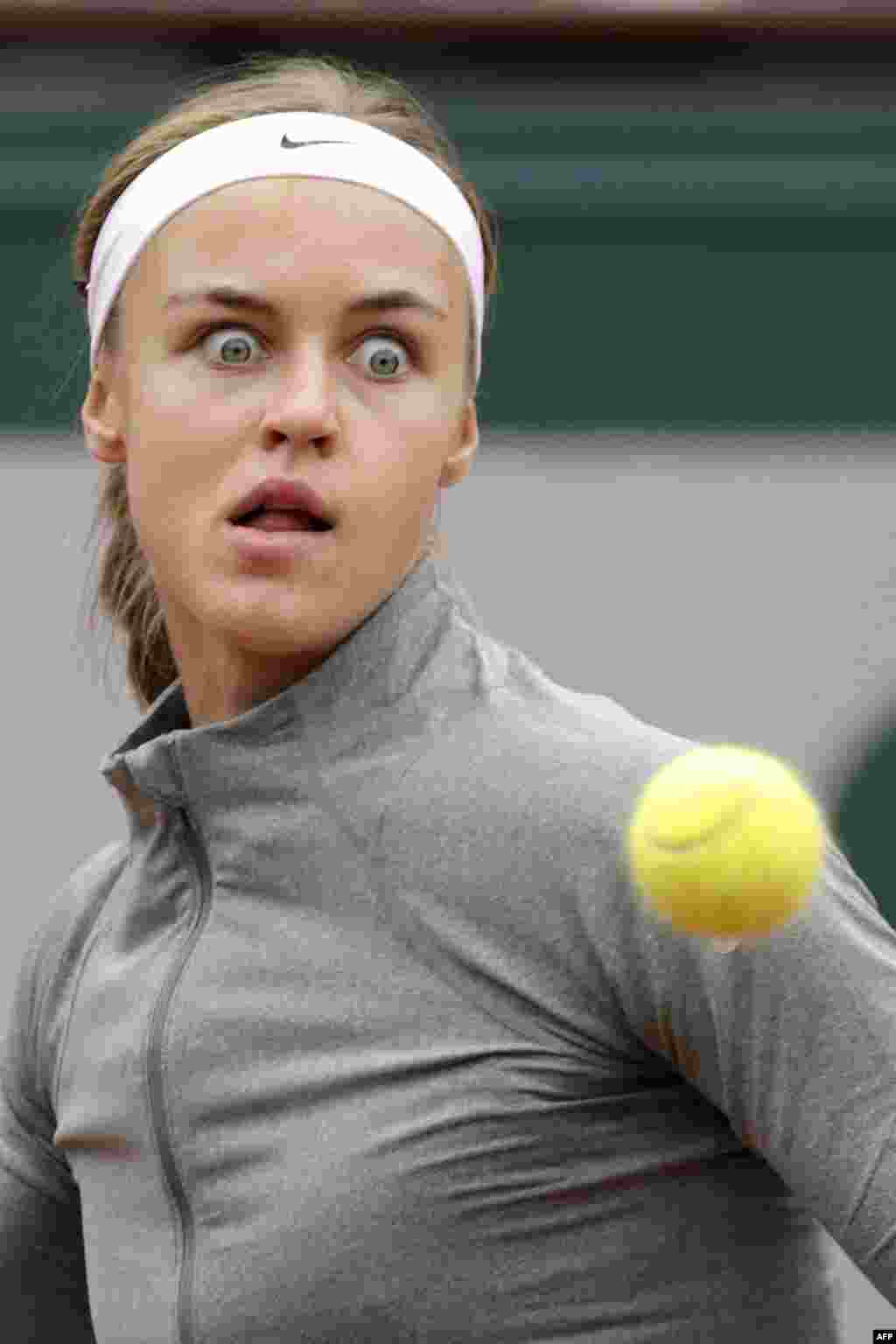 Tay vợt Anna Schmiedlova của Slovakia đánh trả bóng cho tay vợt Venus Williams của Mỹ trong giải quần vợt Pháp Mở rộng tại Sân Roland Garros ở Paris, Pháp.