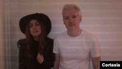 De acuerdo al mensaje que acompañó la foto, el encuentro entre Lady Gaga y Julian Assange se produjo en la noche del lunes y ambos cenaron en la embajada ecuatoriana. [Foto: Gagadaily.com]