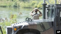 Esta foto del 10 de abril del 2018 proporcionada por el Departamento Militar de Texas muestra a un soldado de la Guardia Nacional de Texas vigilando el río Grande en el condado de Starr, Texas, tras haber sido desplegado a la frontera con México. (Sgt. Mark Otte/Departamento Militar de Texas via AP)