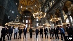 Presiden Turki Recep Tayyip Erdogan dan Menteri Kebudayaan dan Pariwisata Turki saat mengunjungi Hagia Sophia di Istanbul, 19 Juli 2020 lalu (foto: dok). 