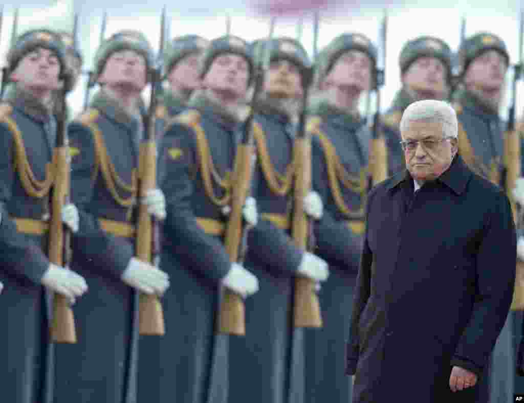 Presiden Palestina Mahmoud Abbas berjalan di depan pasukan kehormatan Rusia dalam upacara penyambutan di bandara Vnukovo, dalam kunjungannya ke Moskow, Rusia.