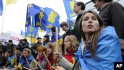 Ủng hộ viên của các đảng đối lập Ukraina tham gia vào một cuộc biểu tình bên ngoài tòa nhà Ủy ban Bầu cử tại Kiev, ngày 5/11/2012.