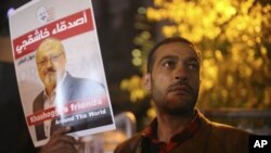 Activistas protestan por el asesinato del periodista saudí Jamal Khashoggi con una vigilia nocturna en el exterior del consulado de Arabia Saudí en Estambul, el 25 de octubre de 2018.