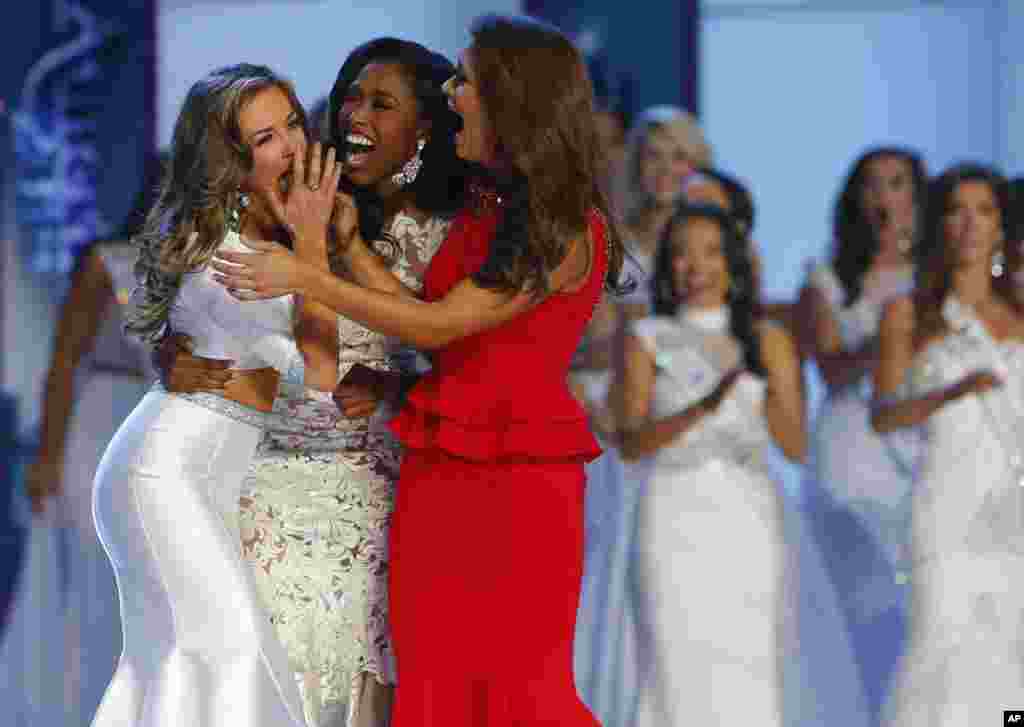 Miss Georgia Betty Cantrell, kiri, bersama Miss South Carolina Daja Dial, tengah, dan Miss Oklahoma Georgia Frazier setelah dinobatkan sebagai Miss America 2016, di Atlantic City, New Jersey, 13 September 2015.