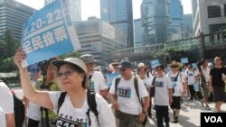 超過一百名香港市民在中環遮打花園出發參與毅行爭普選 (美國之音湯惠芸拍攝)